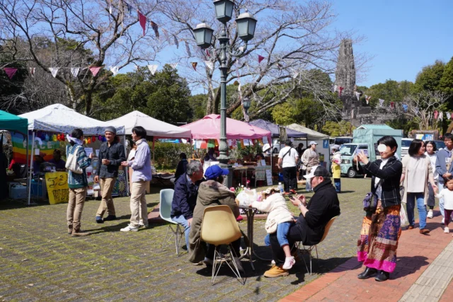 .
2026.3.15（日）平和台公園マーケットを開催しました🌿  当日は天候にも恵まれ、たくさんの方にご来園いただきました☀️  天然酵母のパンや揚げたてドーナツ、淹れたてのコーヒー、さまざまなドリンク、美腸カレーなどのフードのほか、ハンドメイドアクセサリーの販売やうずら車の絵付け体験もあり、来園者の皆さまは思い思いにブースを巡りながら楽しまれていました✨  昼過ぎには売り切れるブースも出るなど大盛況！
音楽ステージも盛り上がり、会場は終始にぎやかな雰囲気でした♪  ご来園いただいた皆さま、ありがとうございました😊
また次回の開催もお楽しみに🌸  #宮崎県 #平和台公園 
#マーケット #マルシェ #イベント情報